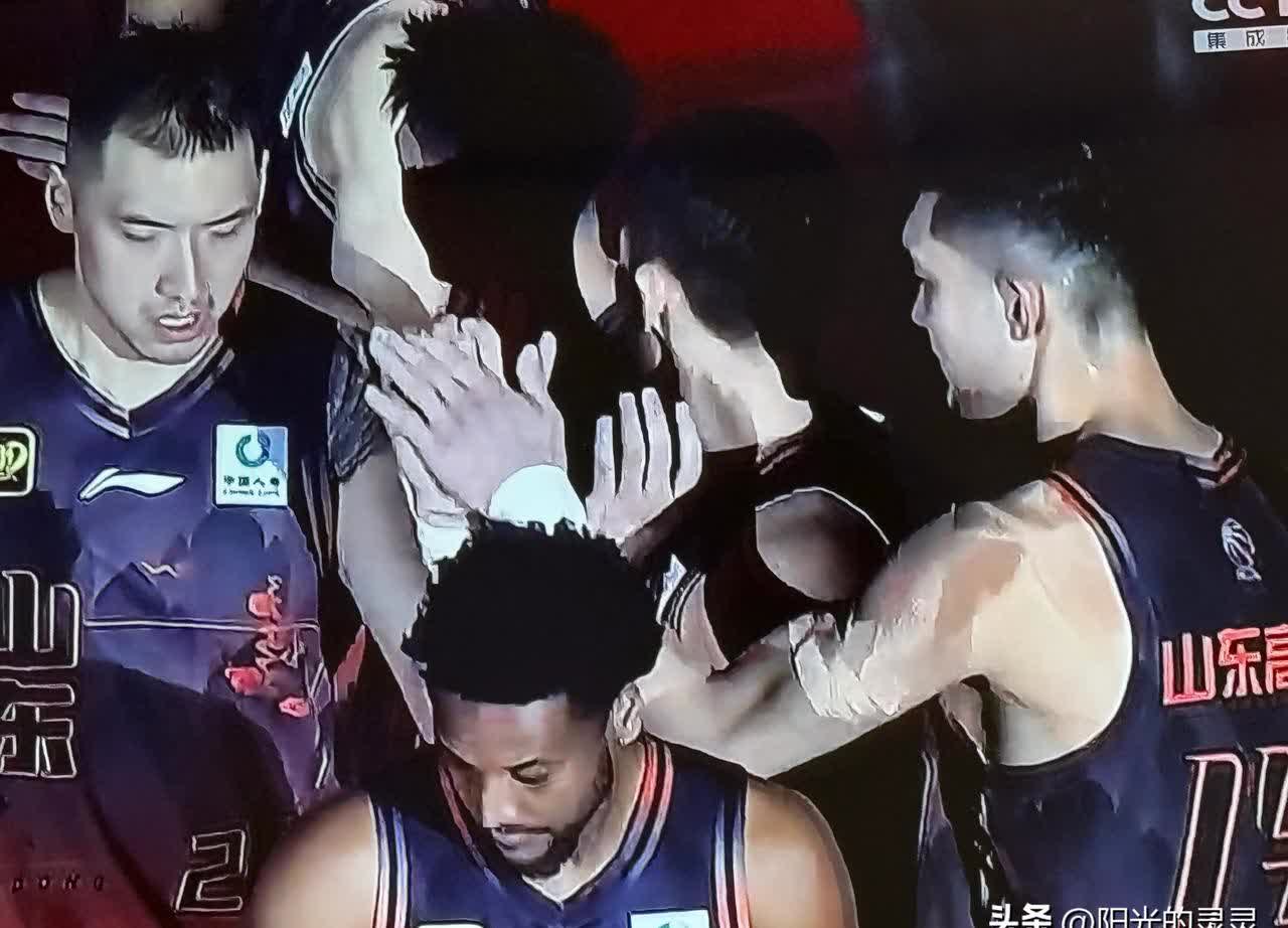 关于队内关系紧张，导致球队默契不足频频失误的信息