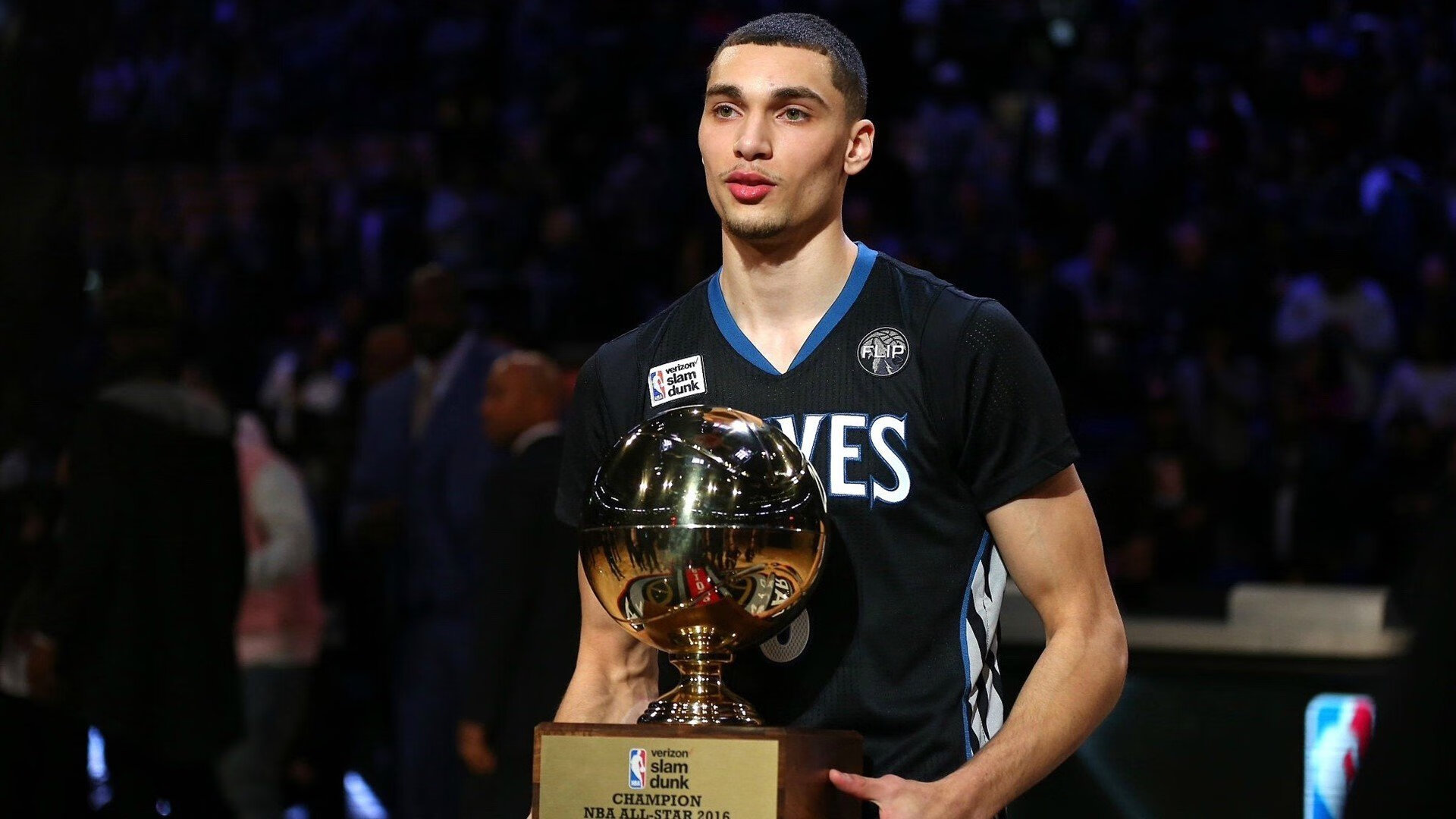 锐不可当首场状态出色,公牛观众沸腾!纳达尔重返赛场赛场气氛高涨