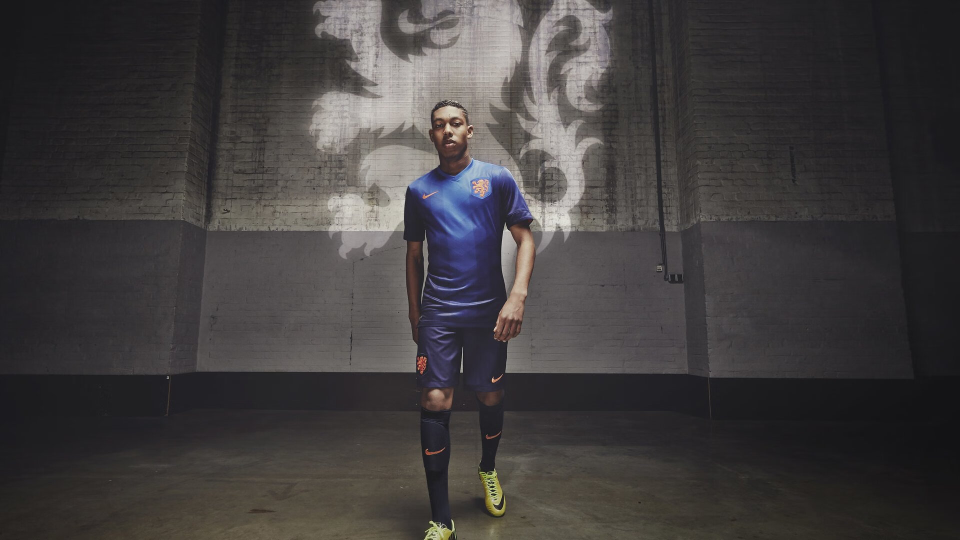 锐不可当首场状态出色,公牛观众沸腾!纳达尔重返赛场赛场气氛高涨