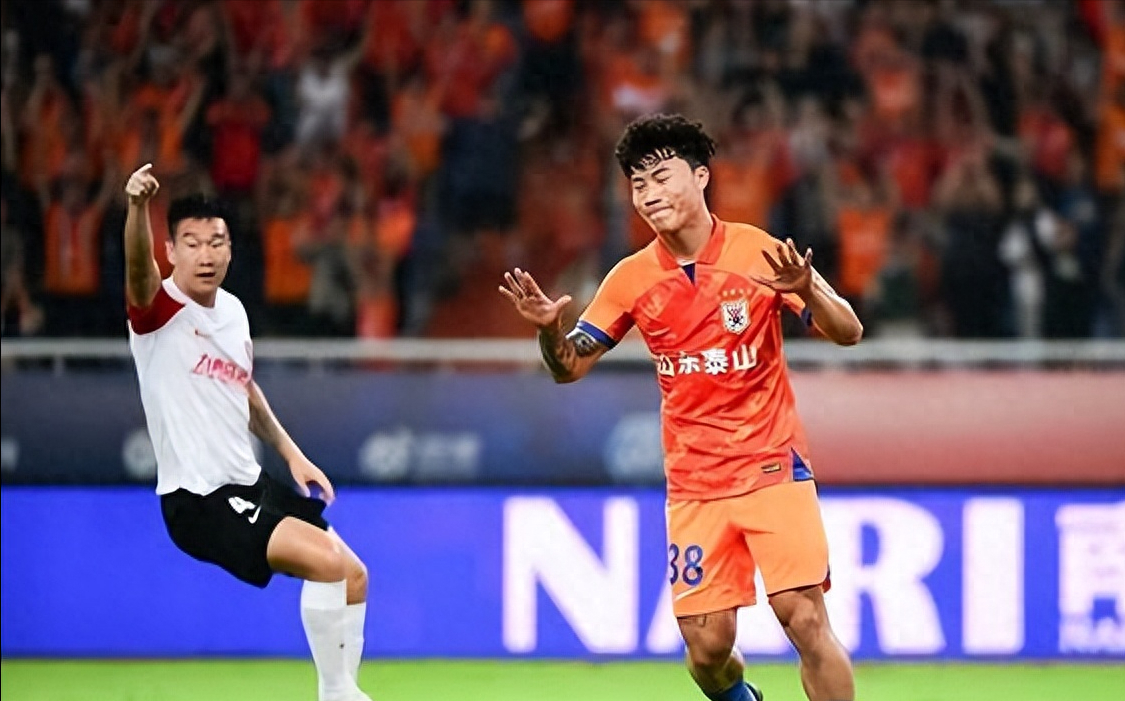 曼联观众热烈欢呼！，TheShy迎来七赛季出色发挥全场沸腾不已(firmness中文翻译)